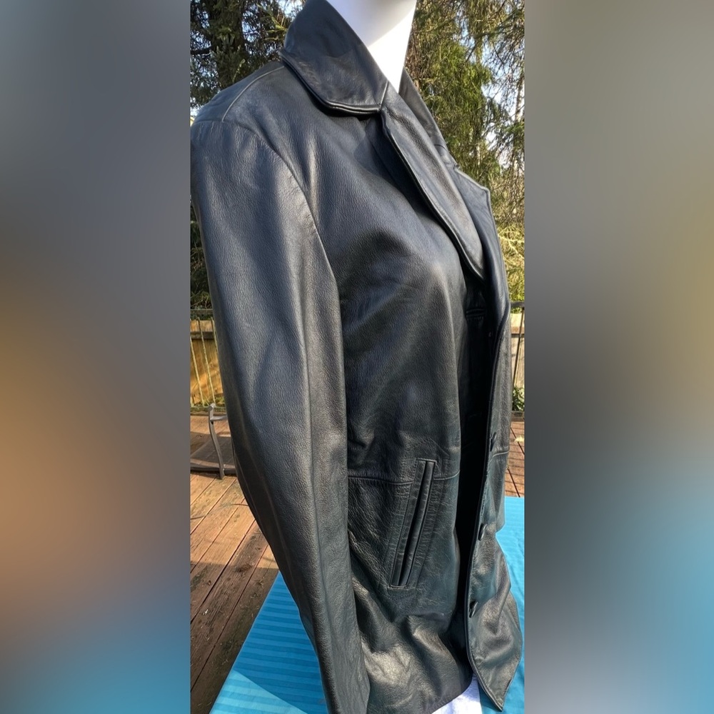 “Vintage” Women's Black Leather Jacket. Size M. 20” PtP.26” Length26”Arm length.